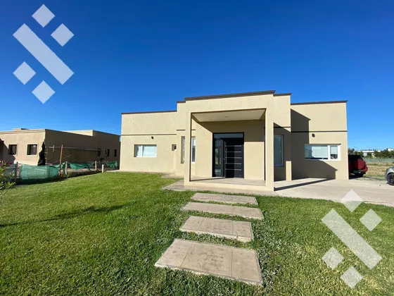 Venta Casa 4 Dormitorios B° Costa Nogal