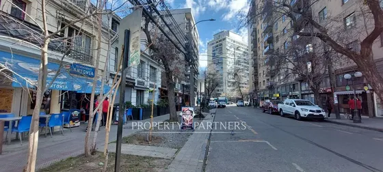 Local En Providencia, Sector Con Comercio Consolid...