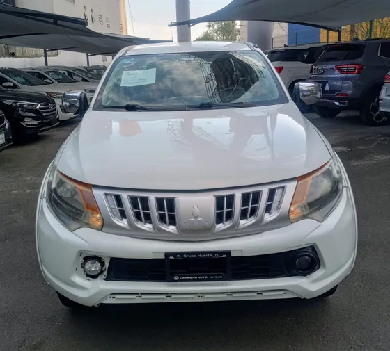 Mitsubishi L200 2.4 Cabina Doble 4x2 Mt