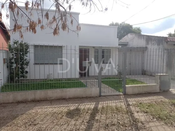 Casa. 2 Habitaciones, Un Baño, Cochera Para 3 Autos