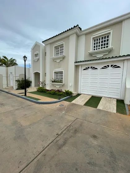 Cv-1481 Zona Norte Townhouse Villa Oasis Garden Avenida Fuerzas Armadas