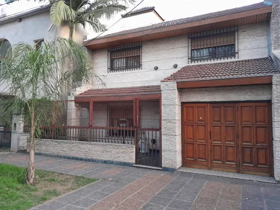 Chalet 4 Amb C/pileta - Martin Coronado 