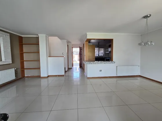 Casa Muy Soleada, Con Espacios Amplios Y Funcionales