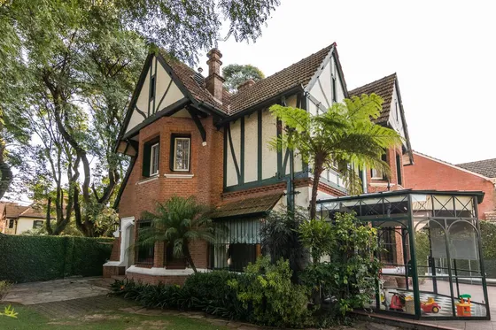 Sensacional Casa De Estilo Ingles De 100 Años En Lo Mejor De Martinez.