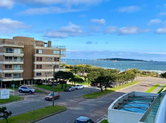 Departamento En Venta De 2 Dormitorios Y Dependencia En Torre Aquarela, Punta Del Este