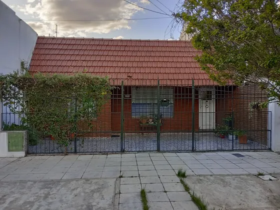 Casa De 3 Ambientes!! Excelente Estado!!