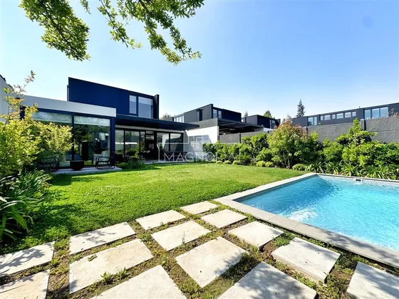 Casa En Venta De 5 Dorm. En Las Condes