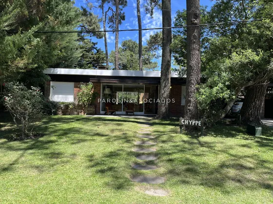 Casa En Venta De 4 Dormitorios En Playa Mansa, Punta Del Este