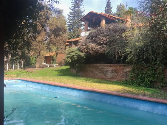 Casa En Venta De 5d/4b &#43; Servicios Y Quincho En La Dehes