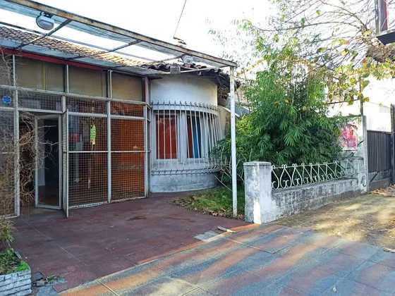 Casa Muy Amplia En Lote Propio A Reciclar  En Ramos Mejía Sur Centro