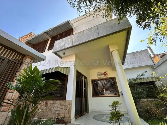 Edificio Comercial En Venta Con Oficinas Local Deposito Ascensor Carga Banco De Transformadores Cerco Electrico Mobiliario Almacen Estef 24-15246