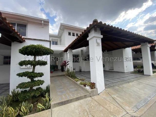 Maria E. Vende La Casa De Tus Sueños, A Un Paso De Ser Tuya!!  Elegante Moderna Casa (duplex) En Los Cardones, Lara@25-5722**