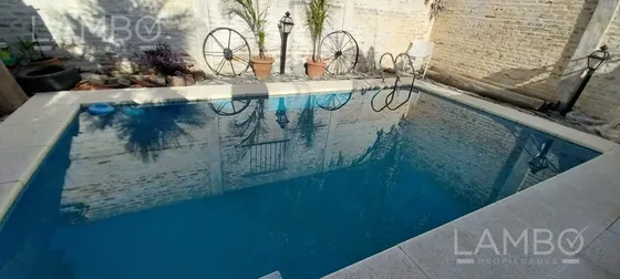 Venta Casa A Refaccionar Con Pileta Pilar Centro