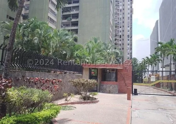 Jg Cod Flex 25-10218 Se Vende Bello Y Espacioso Apartamento 137 Mts 5 Habitaciones En El Cigarral A Precio De Oportunidad Y Negociable