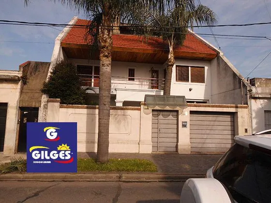 Venta De Chalet 6 Amb. En Ramos Mejia - Excelente Estado Con Fdo Libre Con Quincho Y Pileta