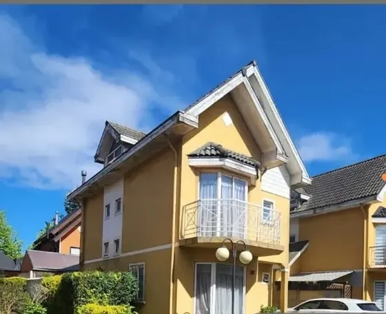 Comoda Casa De Tres Pisos, Frente A Plaza Belgica