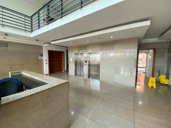 Oficina Habilitada En Primer Piso De Edificio Comercial