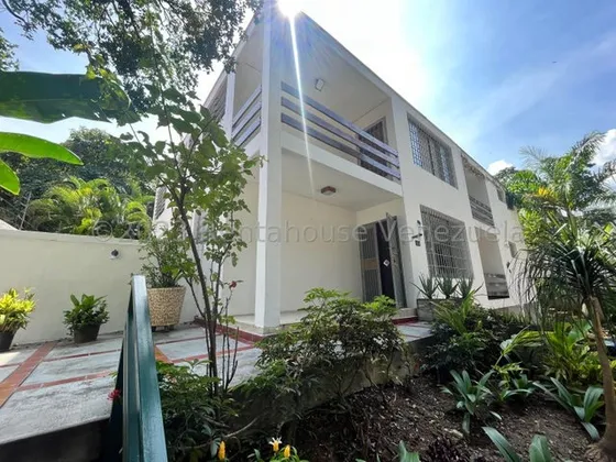 Agp Casa En Venta En San Román, En Calle Cerrada Con Vista Al Ávila 25-13981 Ys 