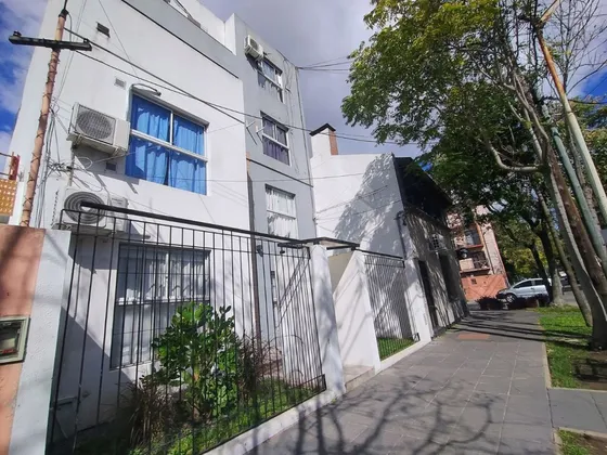 Departamento Monoambiente En Moron Sur.-