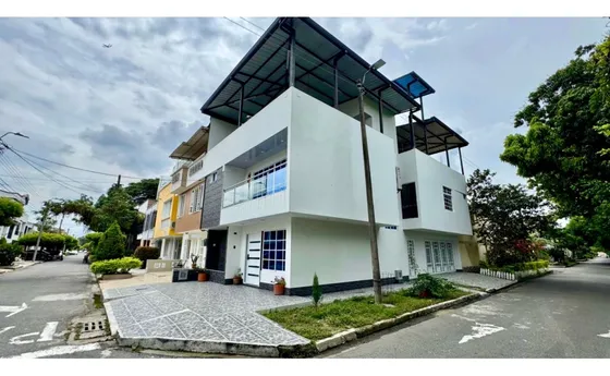 Casa Esquinera De Tres Pisos En Venta Permuta Barrio Santa Ana Palmira