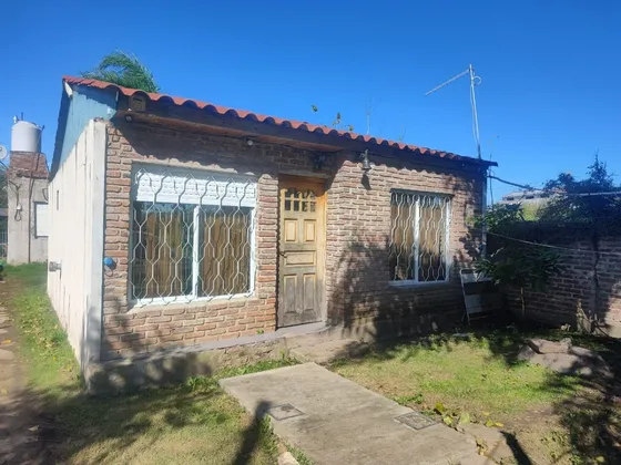 Oportunidad Única Para Inversores: Espacioso Lote Con Tres Propiedades En Venta