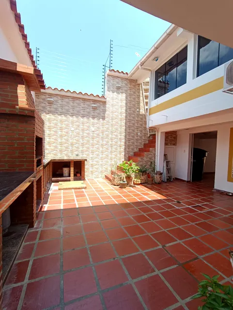 Se Vende Casa 350m2 5h/4b/3p Colinas De Betania Charallave 1105