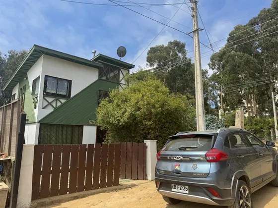 Casa En Arriendo De 4 Dorm. 3 Baños Y Estac. En Algarrobo