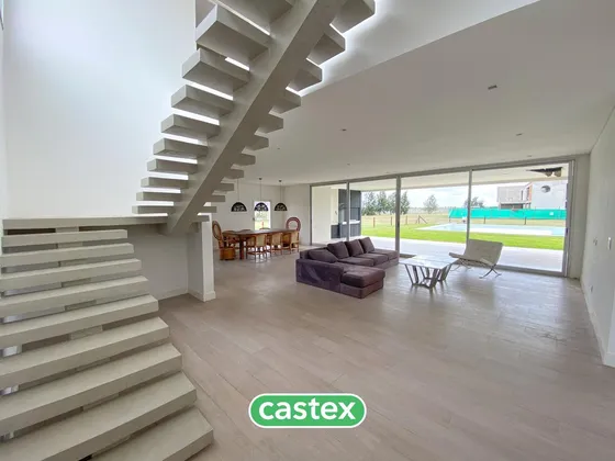 Casa De 3 Dormitorios En Venta En Terralagos, Canning