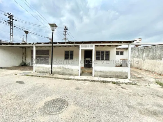 María Valera Vende Cómoda Y Amplia Casa En Cabudare, Amplias Habitaciones, Garaje Con Portón Eléctrico, Techo De Machihembrado, Cerco Eléctrico, Puertas De Seguridad Blindada.