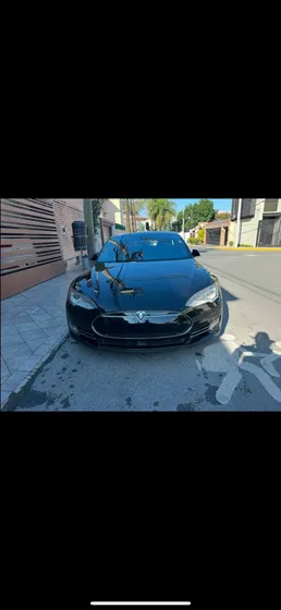 Tesla S .