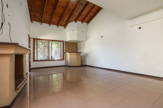 Venta Casa 5 Amb Con Cochera Y Fondo Libre