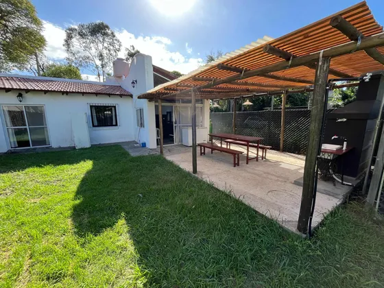 Alquilo Casa 3 Amb Con Jardín, Quincho, Parri En El Cazador