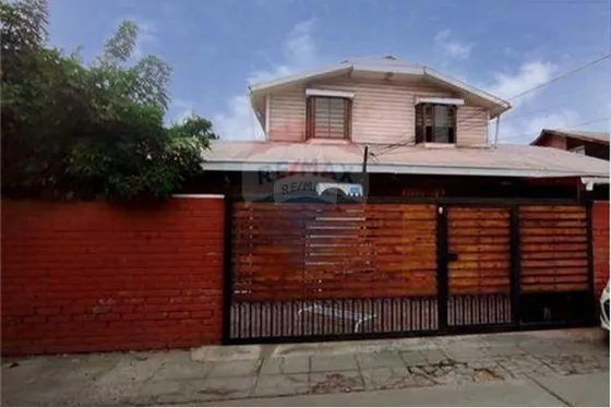Hermosa Casa, Ubicada En Tranquilo Sector De Macul