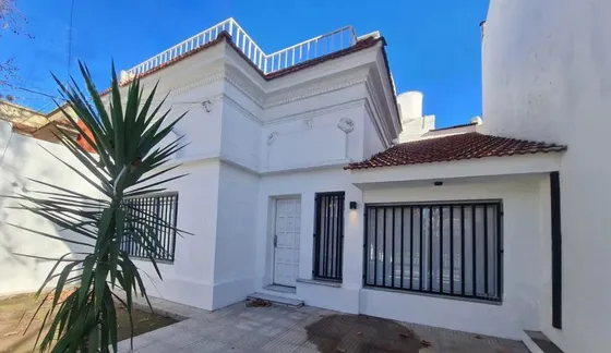 Casa En Venta - 4 Dormitorios 3 Baños 1 Cochera - 250mts2 - La Plata [financiada]