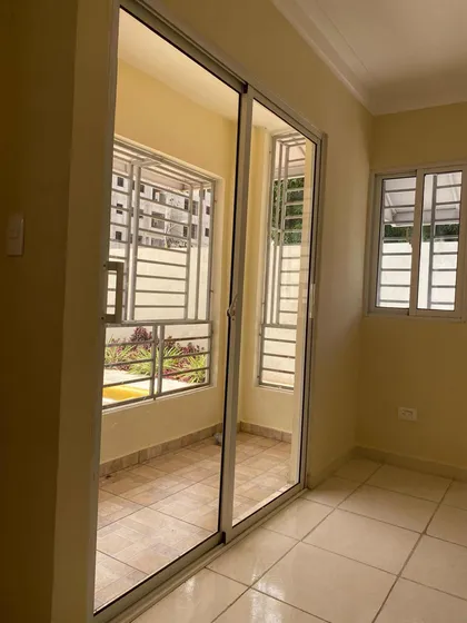 Apto. 3 Hab. Vacío Hondura Del Este 30 De Mayo Rd$ 30 Mil