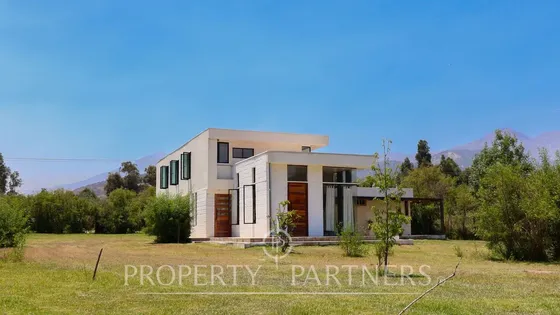 Hermosa Propiedad Contemporánea En Parcela