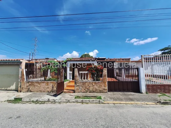 Amplia Casa En Venta Ubicada En Urbanización Valle Hondo Cabudare  Sala, Comedor, 3 Hab, 2 Baños, 2 Puesto De Estacionamientos, Jardin Y Patio Con Arboles Frutales Gabriela C