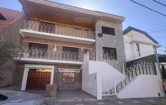 Casa Triplex  En Alquiler En Neuquen Capital, Neuquén, Patagonia