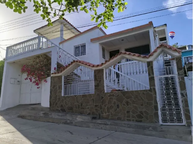 Casa De 3 Niveles Con Imponente Vista A La Bahia De Pampatar