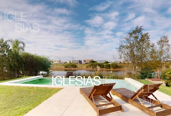 Casa En Venta  3 Dormitorios Al Lago En El Cantón Golf, Escobar