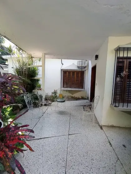 Casa Con Potencial Comercial Ubicada En Urbanizacion Las Acacias Valencia. St