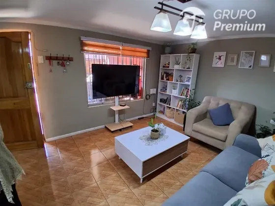 Acogedora Casa En Venta De 2d,1b,1e, En Peñalolén