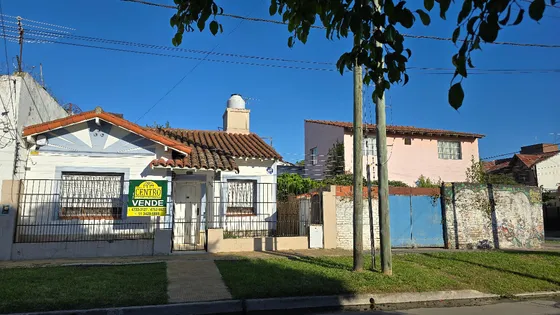 Vivienda Multifamiliar, Chalet, Casa En Dos Plantas, Patio, Lavadero, Excelente Estado, Buena Ubicacion