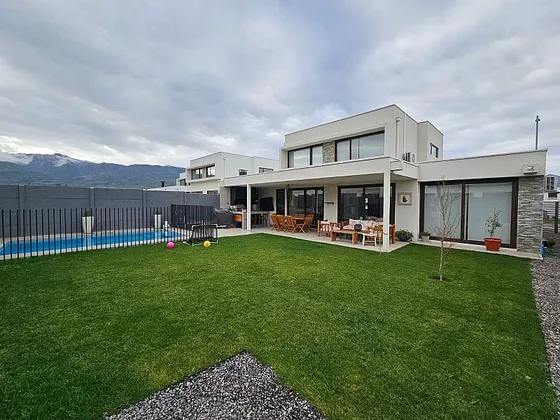 Piedra Roja, Impecable, Con Quincho Y Piscina