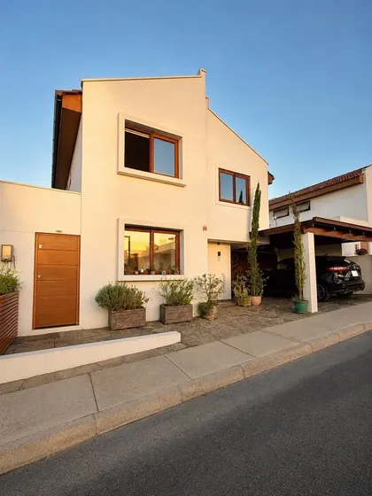 Casa En Venta De 4 Dorm. En Condominio En Peñalolén