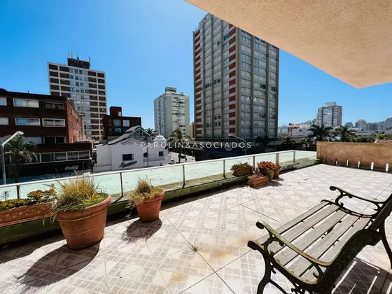Apartamento En Venta De 2 Dormitorios En Torre Gorlero, Punta Del Este.