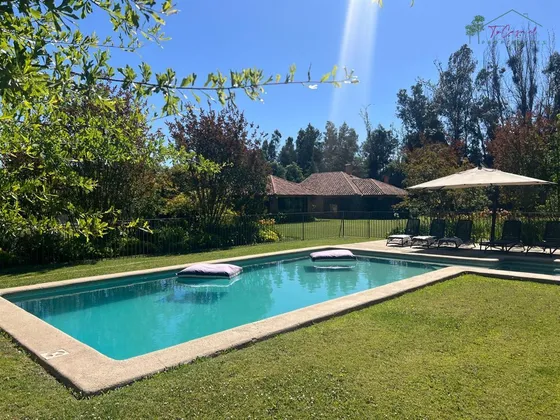 Casa En Venta De 5d/4b &#43; Quincho &#43; Piscina - Calera 