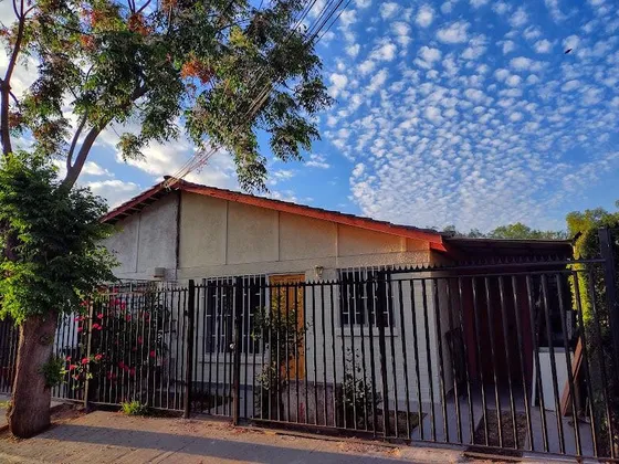 Linda Casa Con Patio A Pasos De Metro Laguna Sur 