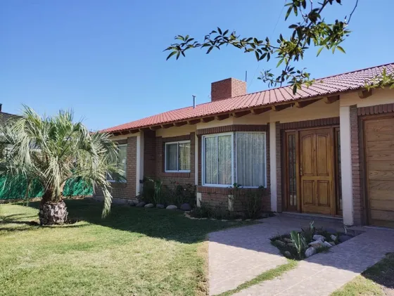 Casa En Venta - 2 Dormitorios 2 Baños - Cochera - 1.000mts2 - San Rafael, Mendoza