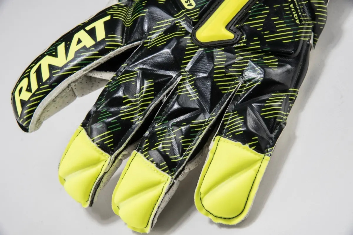 Guanti Da Portiere Rinat Asimetrik AS Per Adulti - Taglia 7, Nero, Per Erba Artificiale, Taglio Flat E Palma Latech